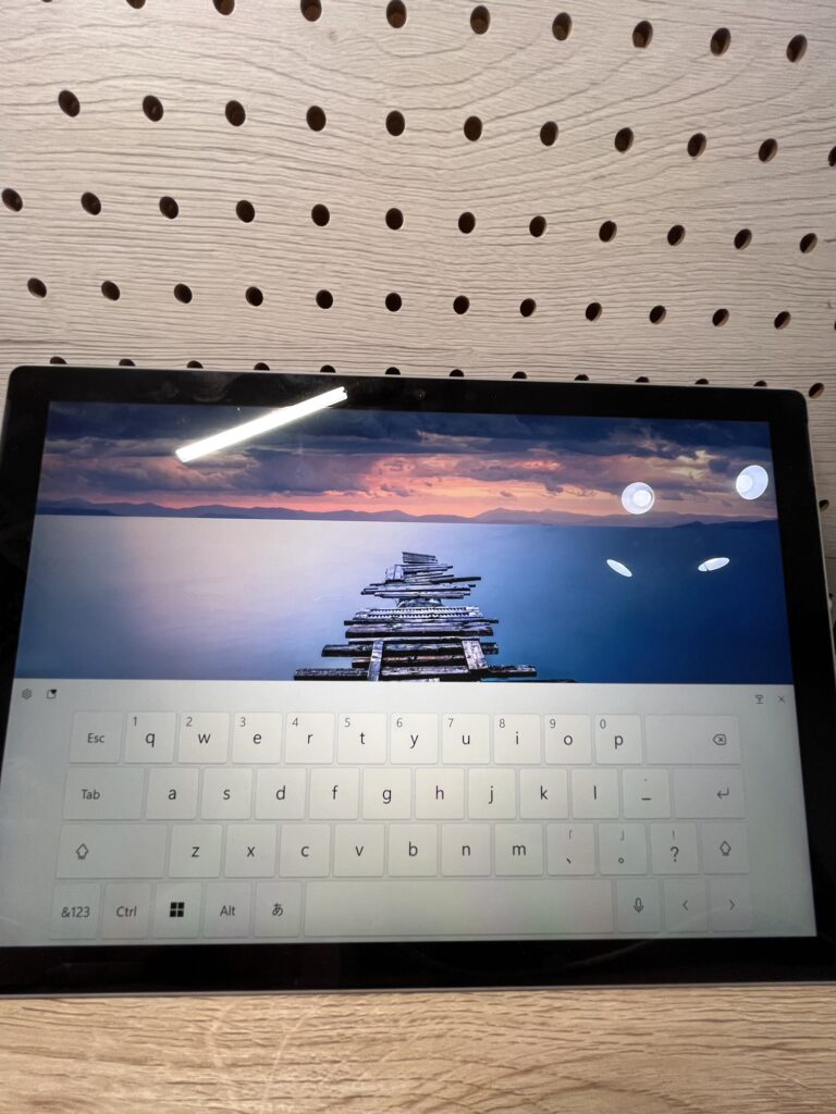 Surfaceのタッチキーボードを開いた状態。右下のキーボードマークから呼び出して設定できる