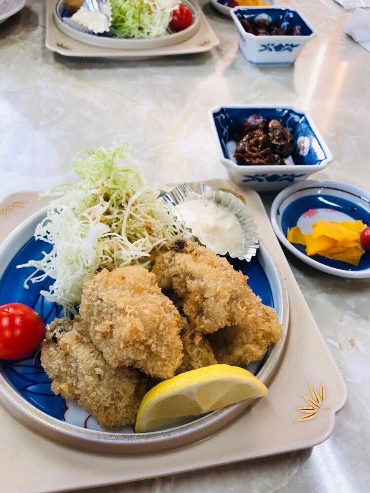鳥羽の食堂で提供されたカキフライ定食を撮影した写真。