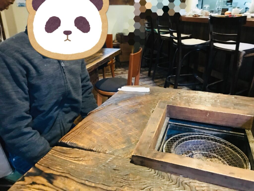 鳥羽で立ち寄った火鉢のあるカフェで休憩している様子を撮影した写真。