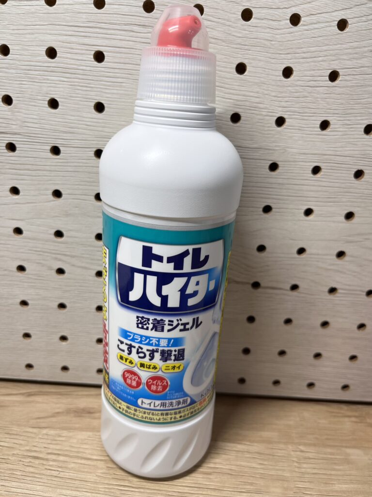 花王のトイレハイター密着ジェルを撮影した写真。黒ずみやカビの掃除に使うアイテム。