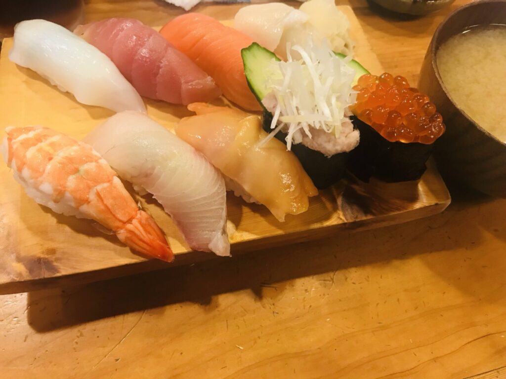 松江・若竹寿しで味わったにぎり寿司。新鮮なネタが並ぶ木の板盛り。
