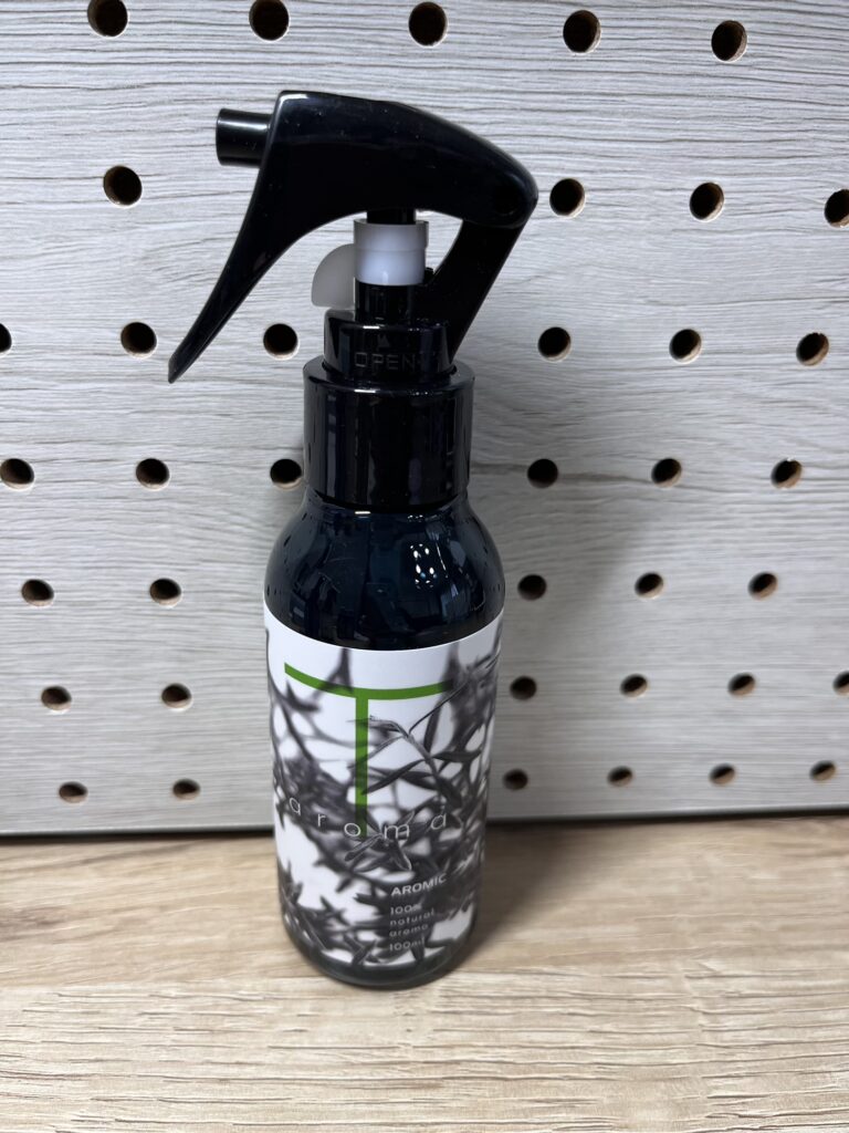 アロミックスタイルのトイレ用スプレー。天然アロマで消臭しながら清潔感のある香りが広がる。