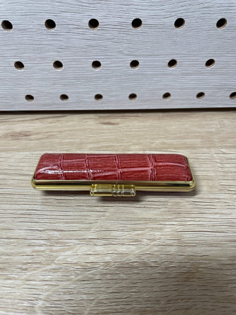 ゆうちょ銀行の印鑑登録用に作った子どもの銀行印ケース。赤みのあるブラウンカラーでゴールドの縁が付いた印鑑ケース。