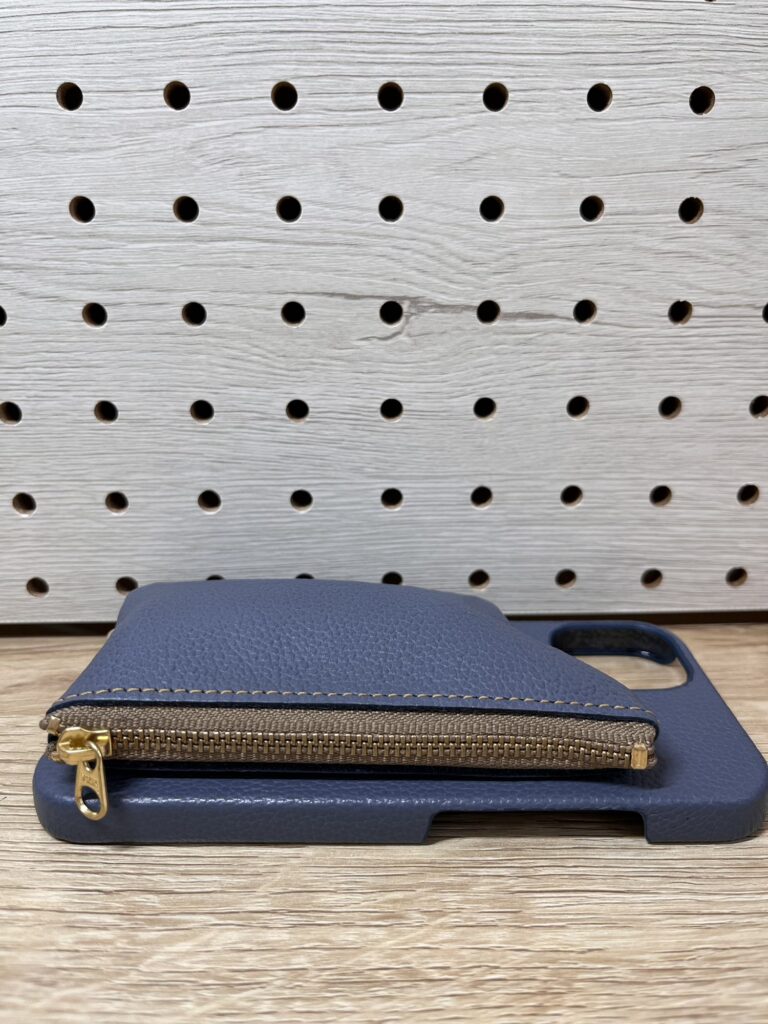 スマホケースの側面からポーチ部分の厚みを写した写真。