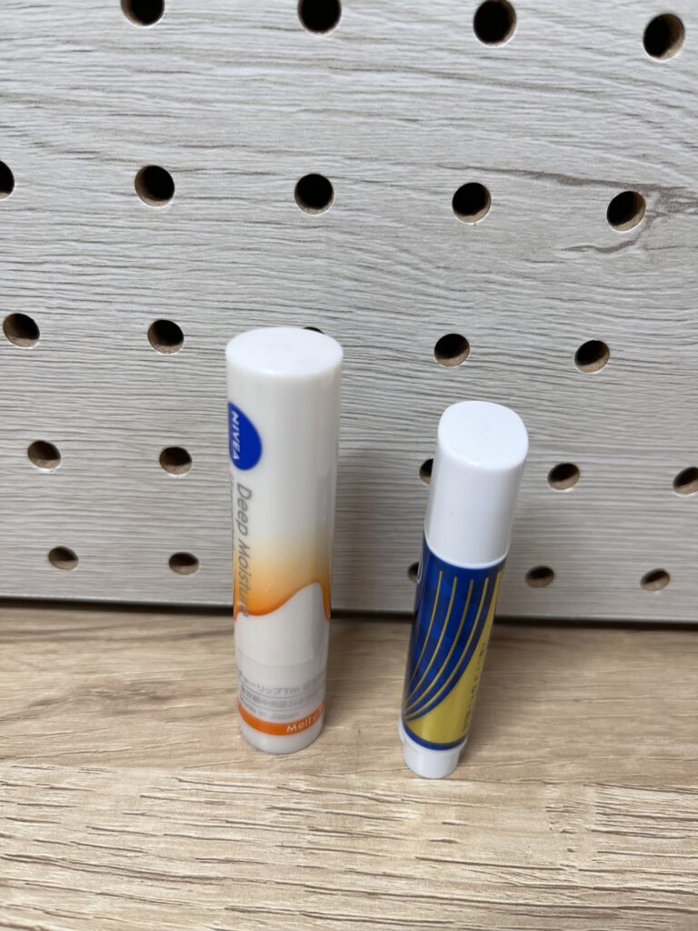 普通サイズのリップとスリムタイプのリップを並べて置いた比較写真。
