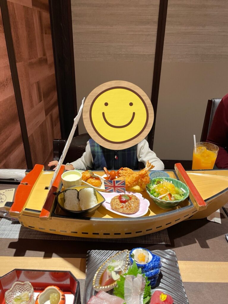 子ども用夕食の船盛りプレート。おにぎり、ハンバーグ、エビフライなどが盛り付けられている。
