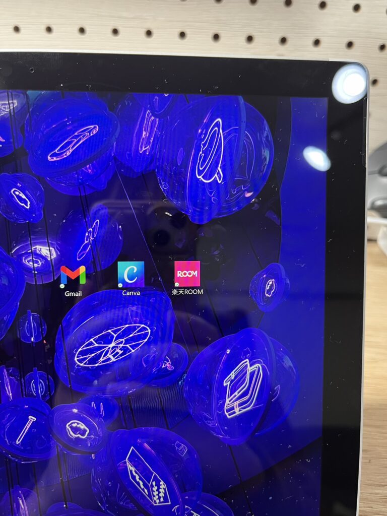 Surfaceのデスクトップ上に楽天ROOMのアイコンが作成され、アプリ風に配置されている。
