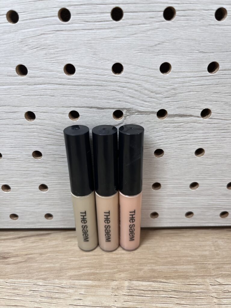 ザセムのグリーンベージュ、ナチュラルベージュ、ピーチベージュの3本を並べて撮影した様子。