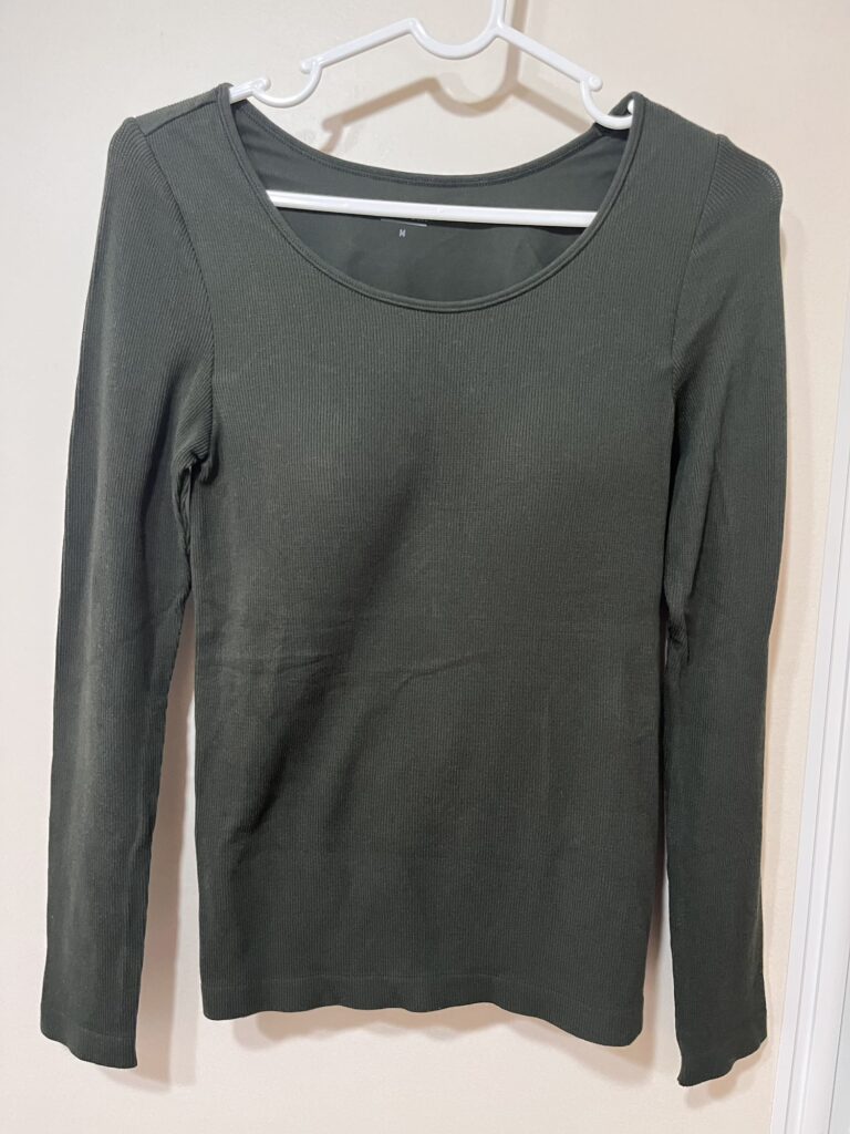 ユニクロの極暖ヒートテックリブブラTシャツ（カーキ）の全体写真。リブ素材で程よい厚みがあり、すっきりしたシルエット。