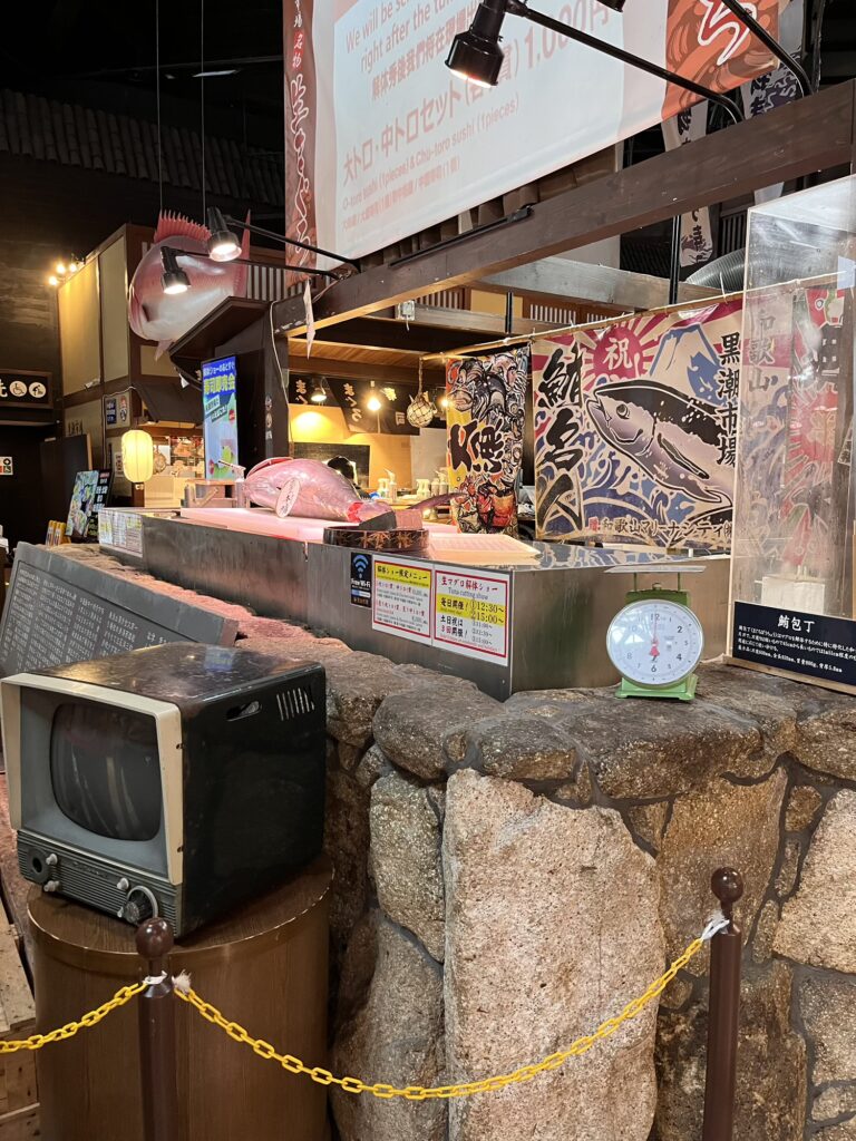 黒潮市場の店内でマグロの解体ショー用の台と装飾が並んでいる様子