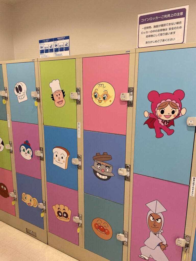 アンパンマンキャラクターが描かれたミュージアム内のロッカー
