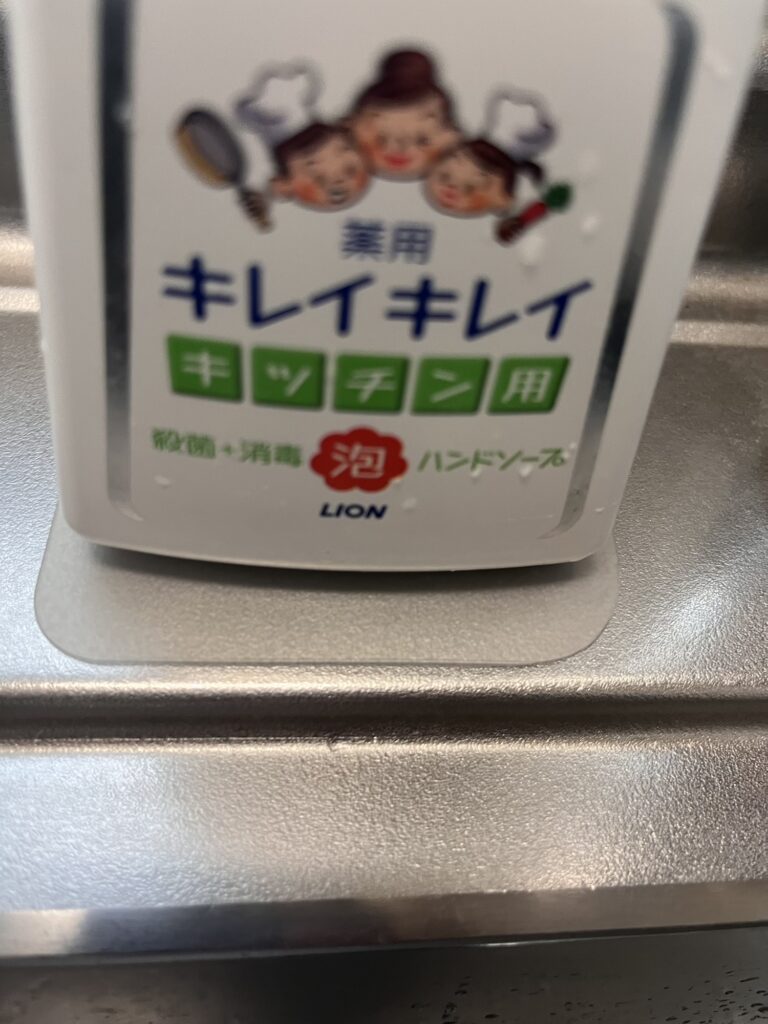 シンクの傾斜部分に敷いたシリコンシートの上で安定しているハンドソープの底。