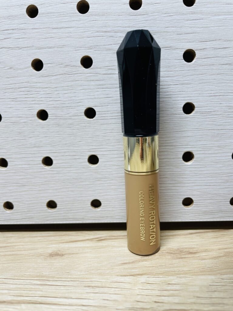 キスミーのヘビーローテーション眉マスカラ03アッシュブラウンを単体で撮影した写真。