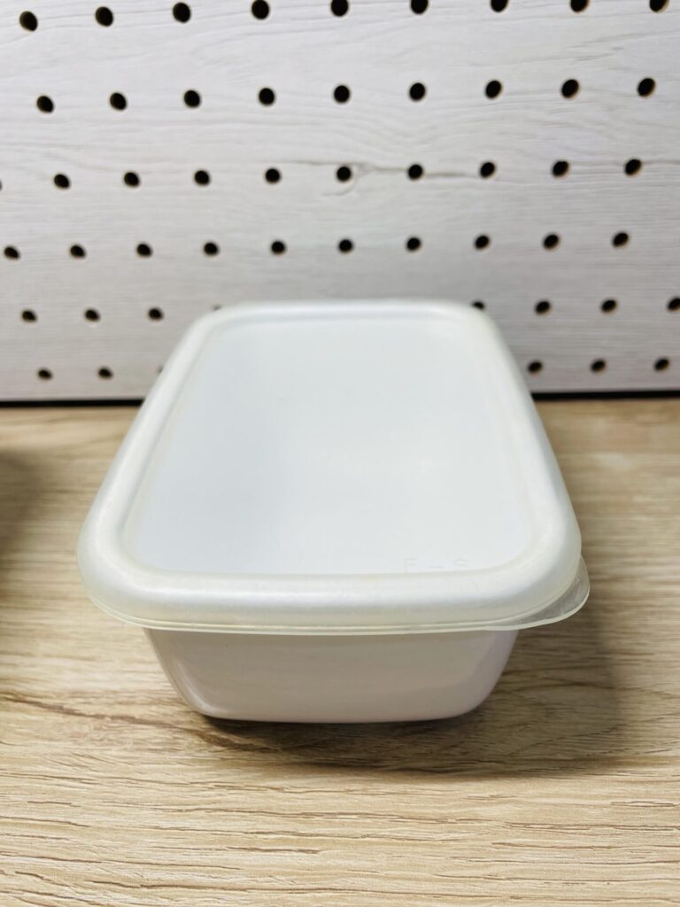 フタを付けた状態のホーロー保存容器を正面から撮影した写真。