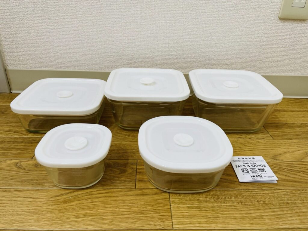 IWAKIの密封ガラス保存容器をサイズ違いで並べた様子。