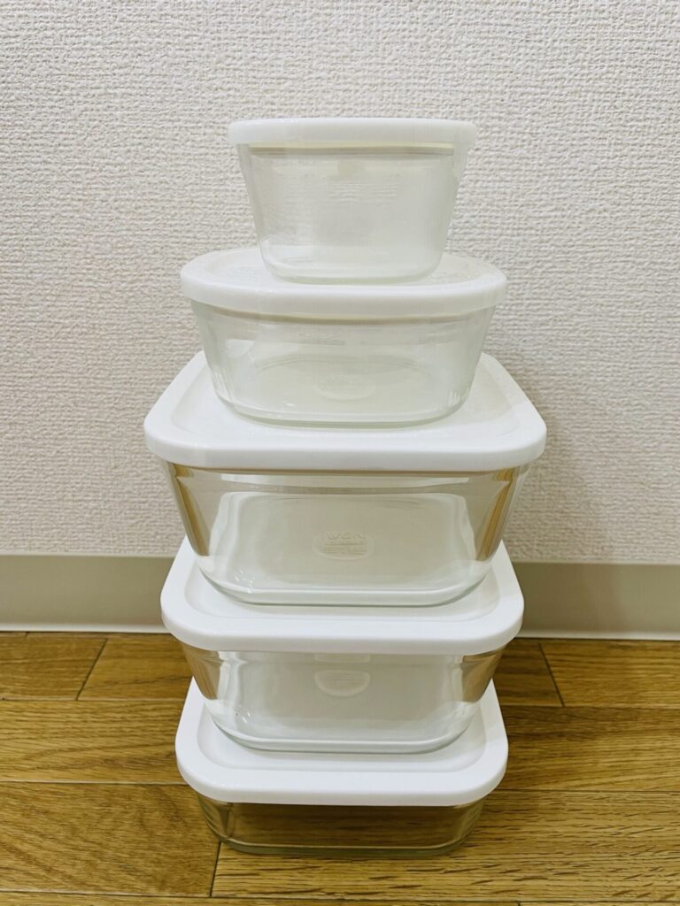 IWAKIの密封ガラス保存容器をサイズごとに重ねて置いた状態。
