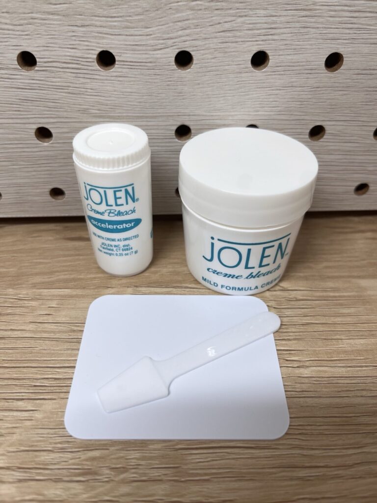 眉脱色に使っているJOLENのクリームブリーチとスパチュラを並べた写真。
