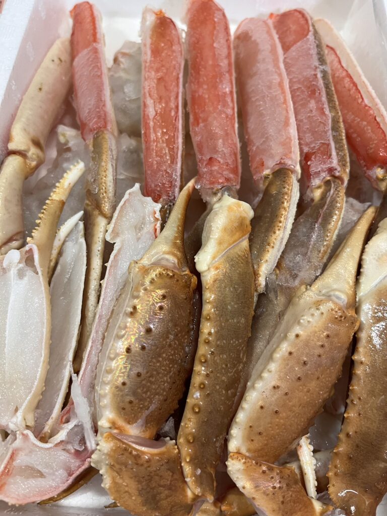 食べやすくカットされたカニの手足が並んだ状態