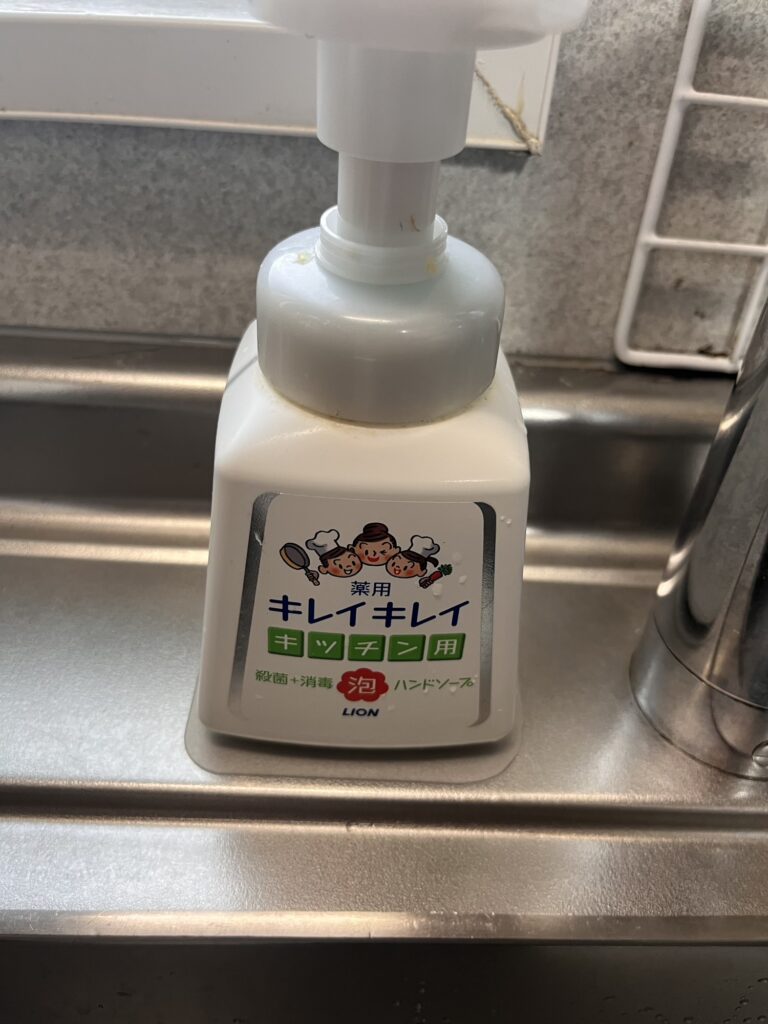 キッチンのシンク横に置いているキレイキレイのハンドソープ。
