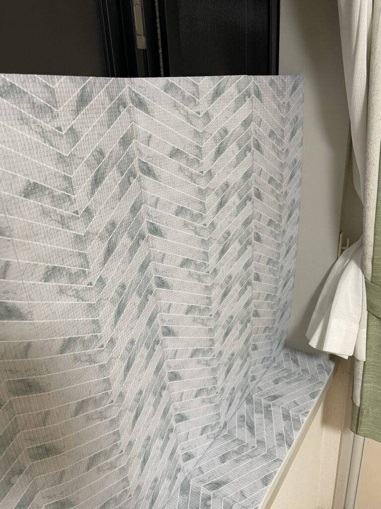 窓枠に合わせて立てた極厚マルチ断熱ボードの接写。