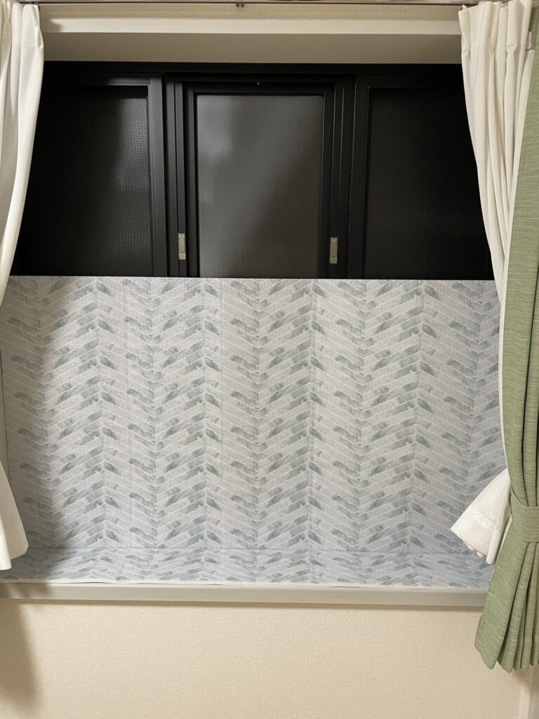 窓際に極厚マルチ断熱ボードをL字にカットして設置した様子。