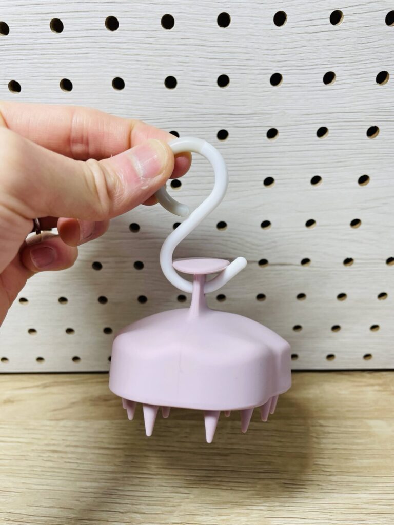 LefinaのスカルプブラシをS字フックに掛けて収納している様子。
