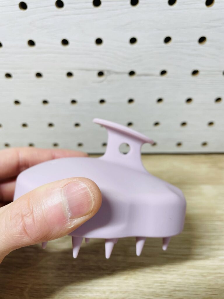 Lefinaのスカルプブラシを横から見た形状と突起の長さが分かる写真。
