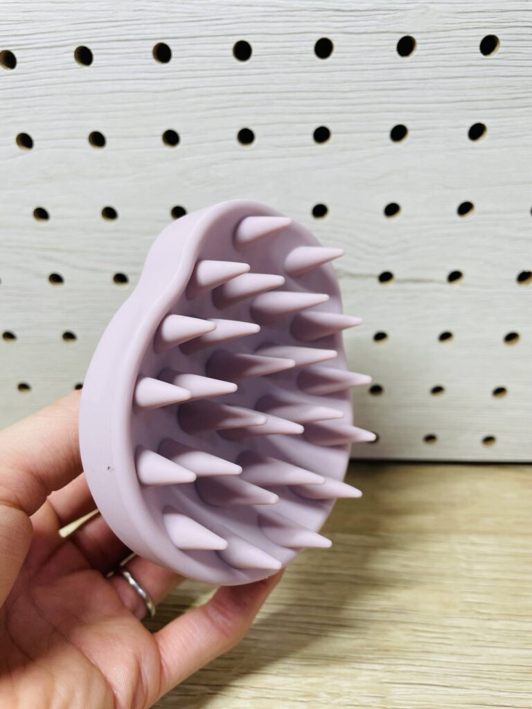 Lefinaのスカルプブラシのシリコン突起部分を下から撮影した写真。