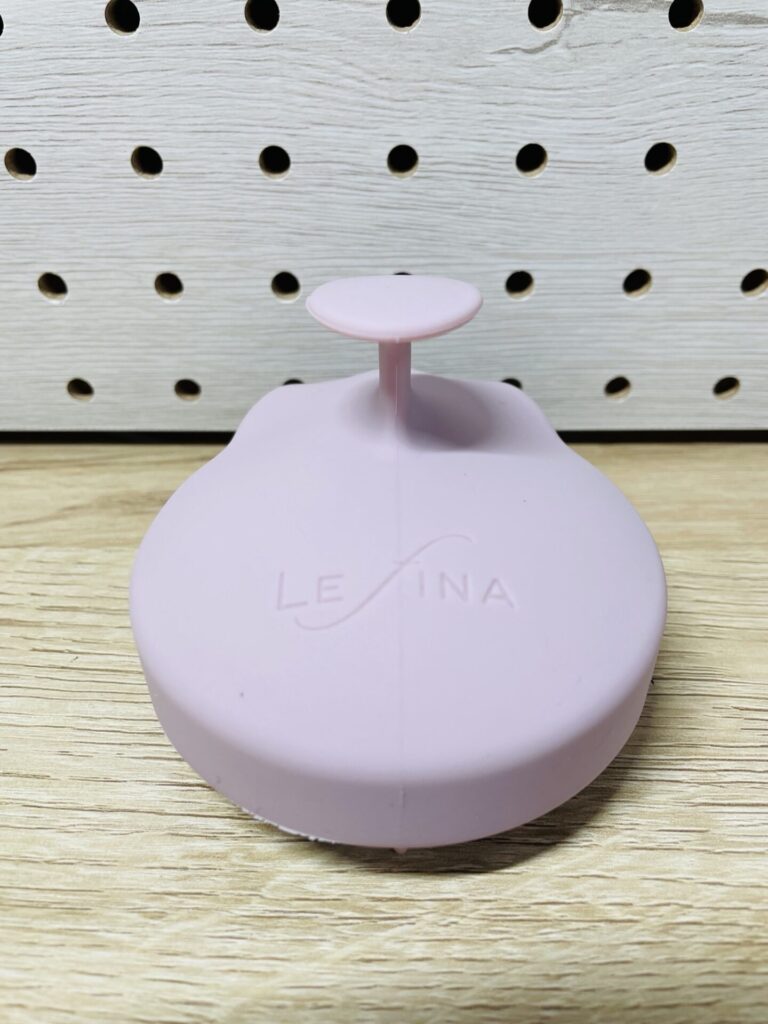 Lefinaのロゴが入ったスカルプブラシ正面のデザイン。
