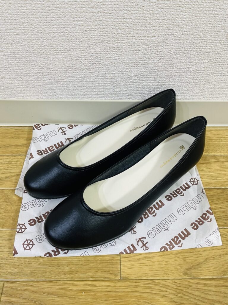 maremare(マーレマーレ)の黒のウェッジパンプスを上から撮影した写真。