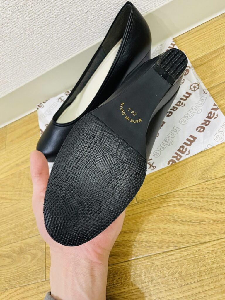 maremare(マーレマーレ)の黒パンプスの靴裏を持ち上げて撮影し、滑り止めの凹凸がわかるように写した写真。