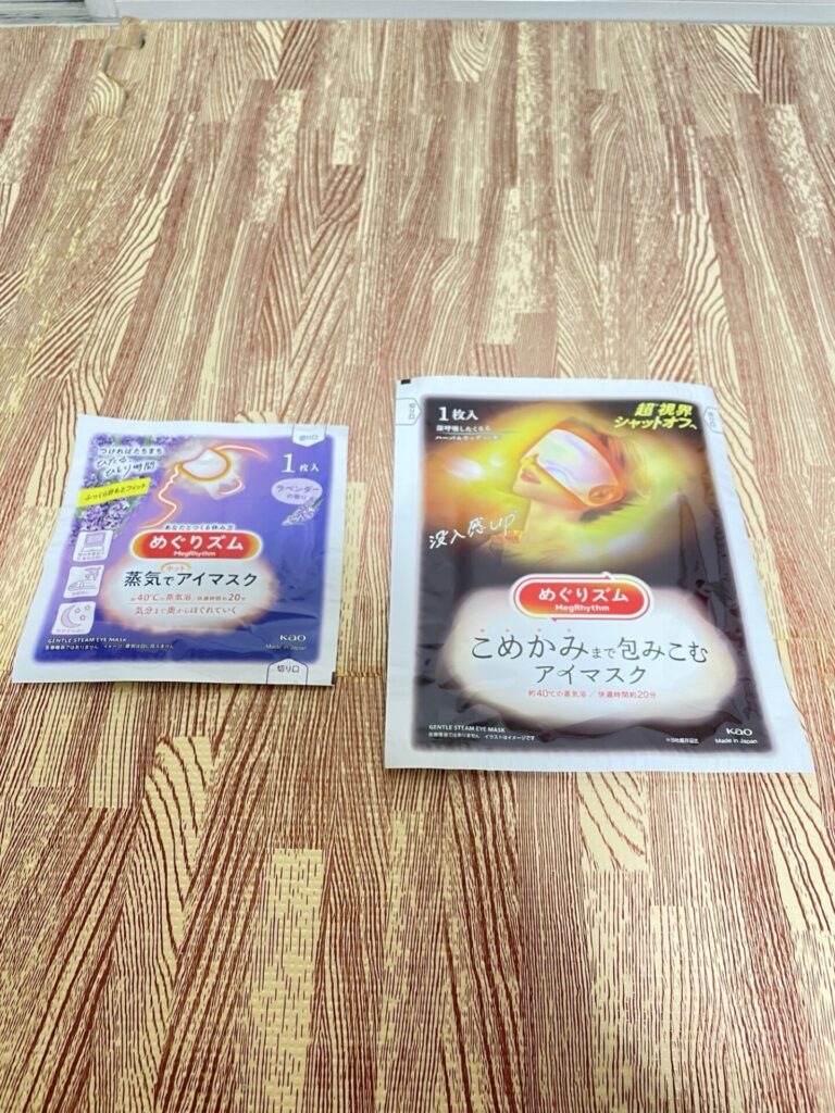 通常サイズと大きめサイズのめぐリズムの個包装を並べて比較している写真。