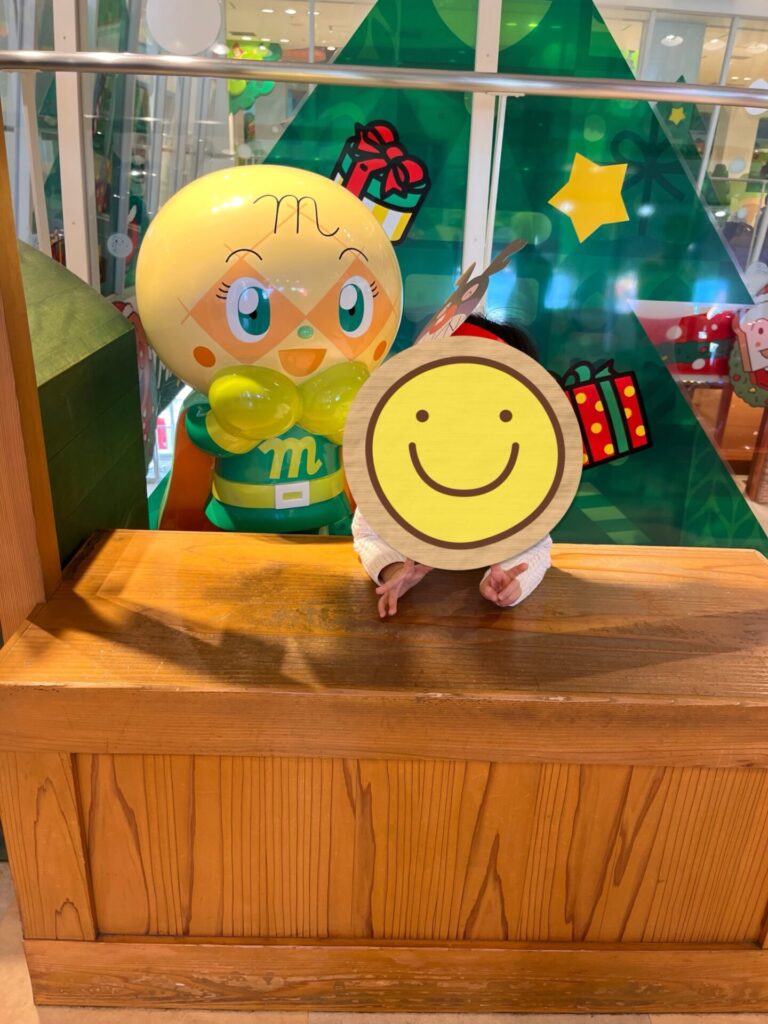 メロンパンナちゃんのオブジェの前でポーズをとる子ども