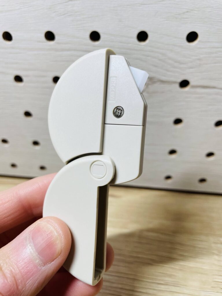 MIDORIの段ボールカッターを開いた状態で刃の位置が分かる写真。
