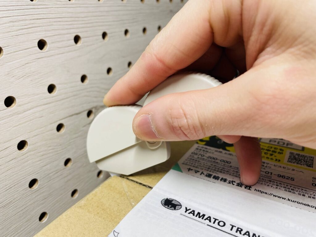 MIDORIの段ボールカッターで荷物の封を開けている様子。