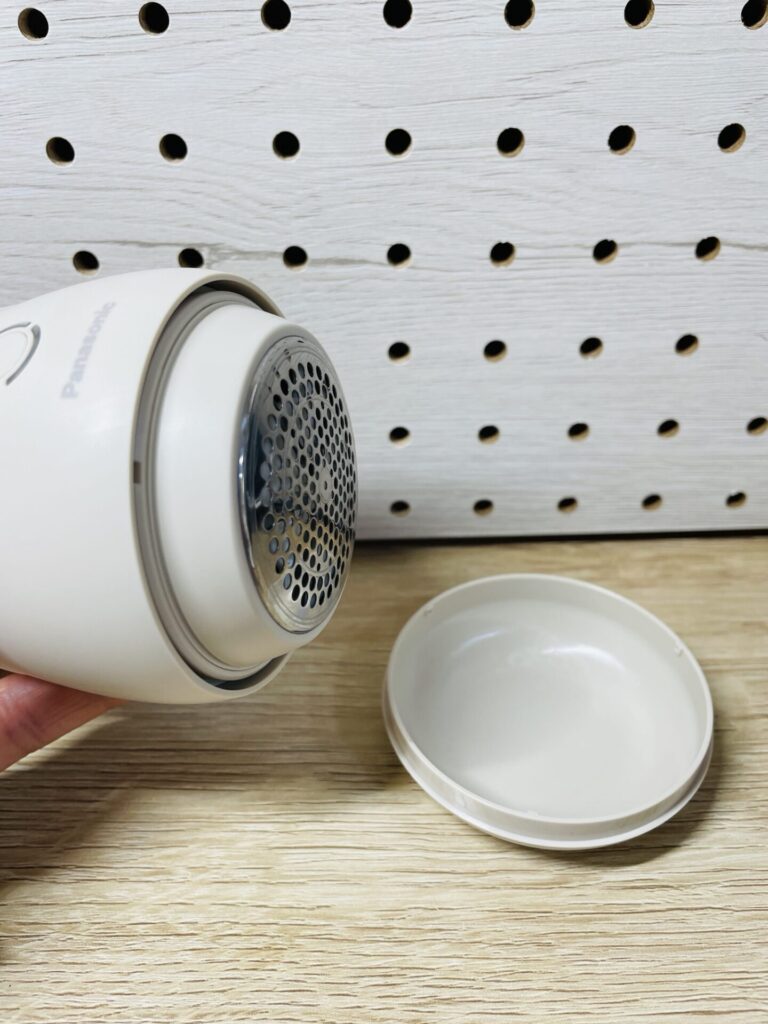 パナソニックの毛玉クリーナー本体と外したフタを並べて写した写真。