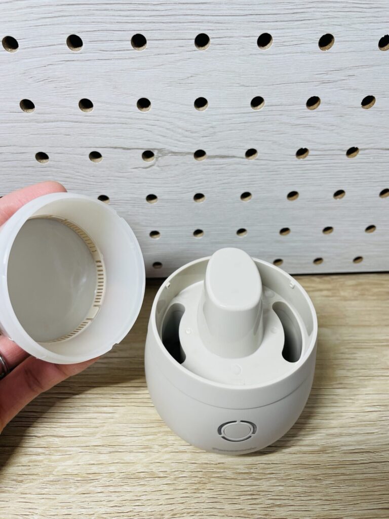 パナソニックの毛玉クリーナーのダストボックスを外し、中の構造が見える状態の写真。