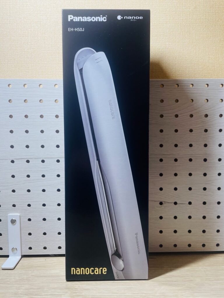 パナソニックのストレートアイロン ナノケアの外箱を正面から撮影した写真。