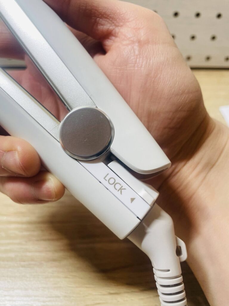 パナソニックのストレートアイロン ナノケアの本体ロック部分を手に持って撮影した写真。

