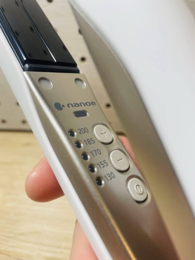 パナソニックのストレートアイロン ナノケアの温度調整ボタンと5段階の温度表示が分かる写真。