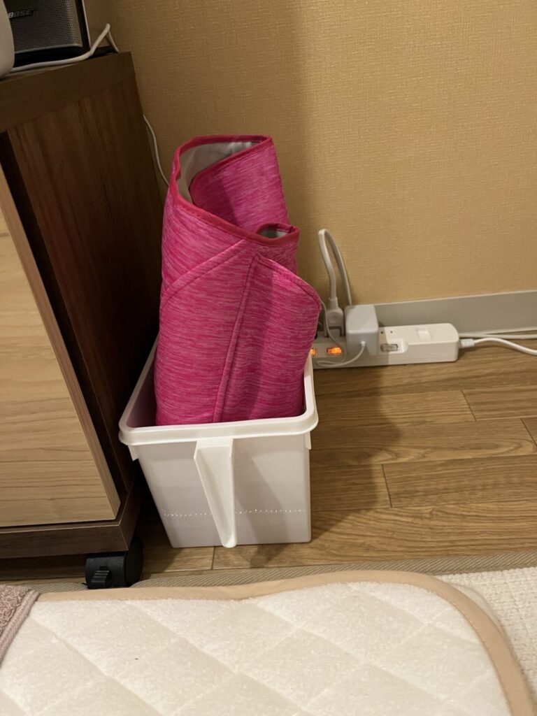 パナソニック骨盤おしりリフレを丸めてボックスに立てて収納している様子。
