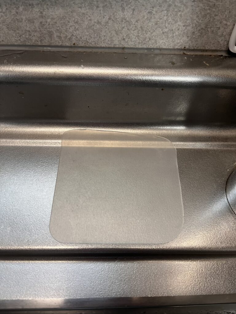 ハンドソープ用にカットしたニトリのシリコンシートをシンク上に置いた様子。