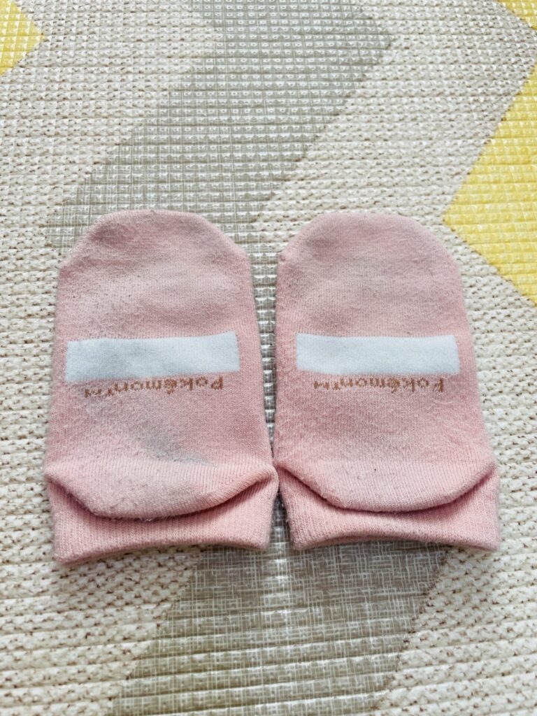 毛玉が取れてきれいな状態の子どものピンクの靴下を並べて写した写真。
