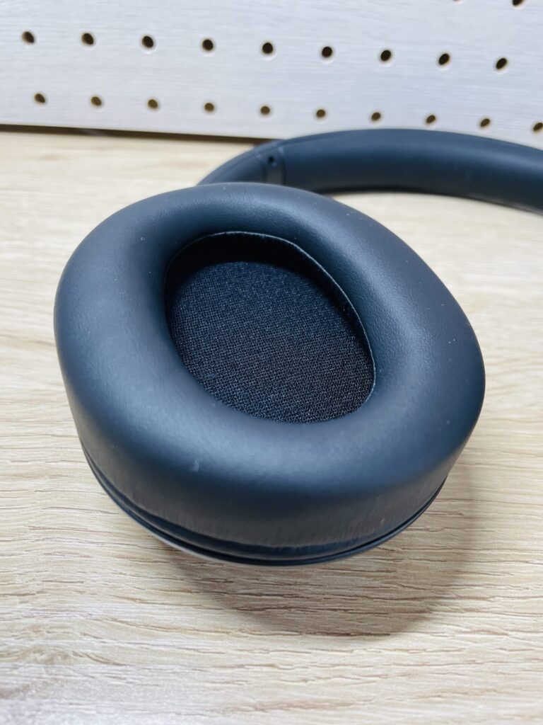 SONY WH-CH720Nのイヤーパッド部分を近距離で撮影した写真。