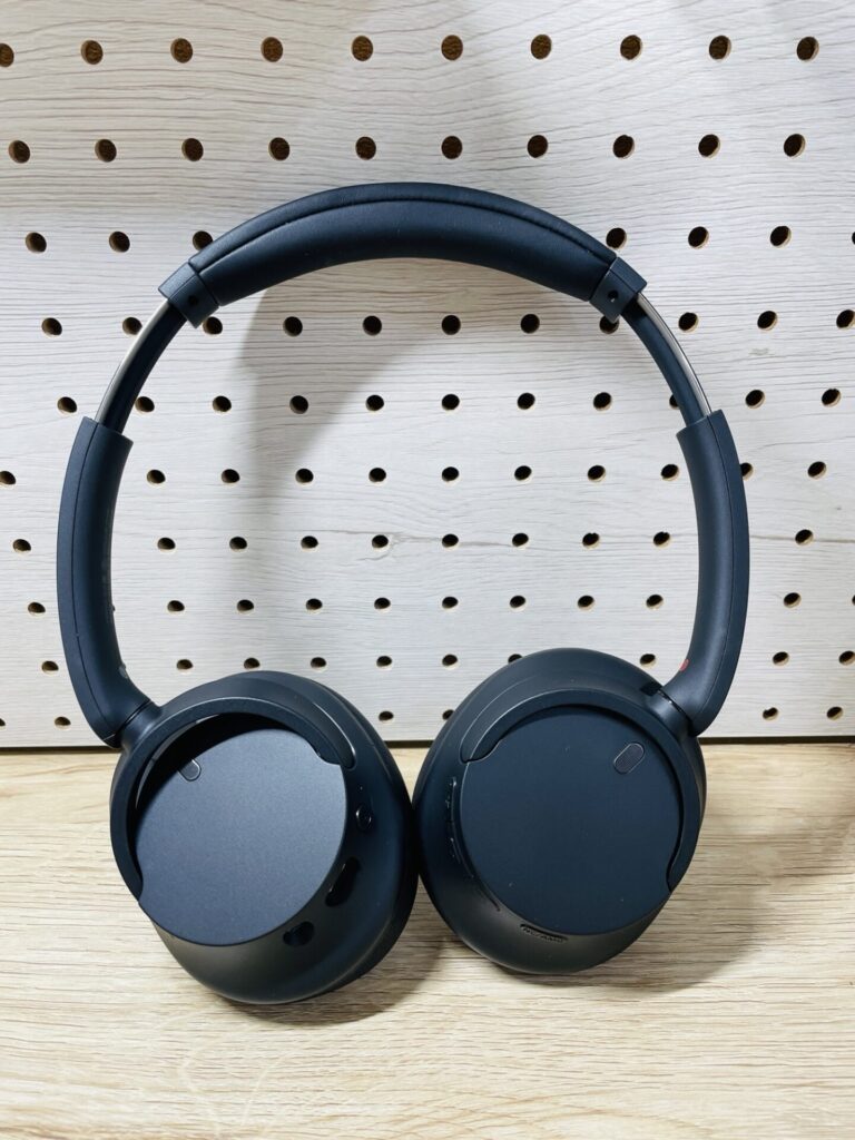 SONY WH-CH720Nを正面から撮影した写真。