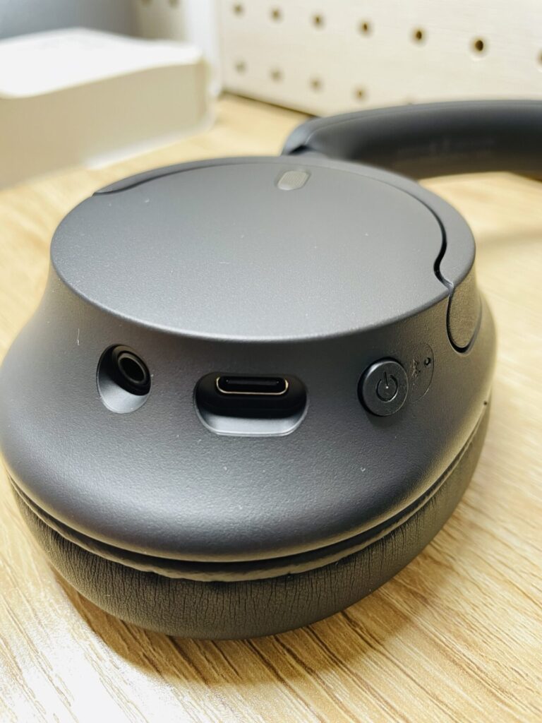 SONY WH-CH720Nの右側ハウジングにある電源ボタンとUSB-C端子、有線端子を撮影した写真。