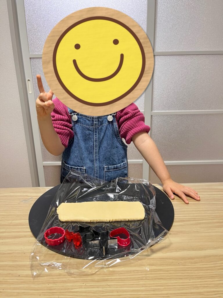 3歳の子どもが冷凍クッキー生地を型抜きしている様子