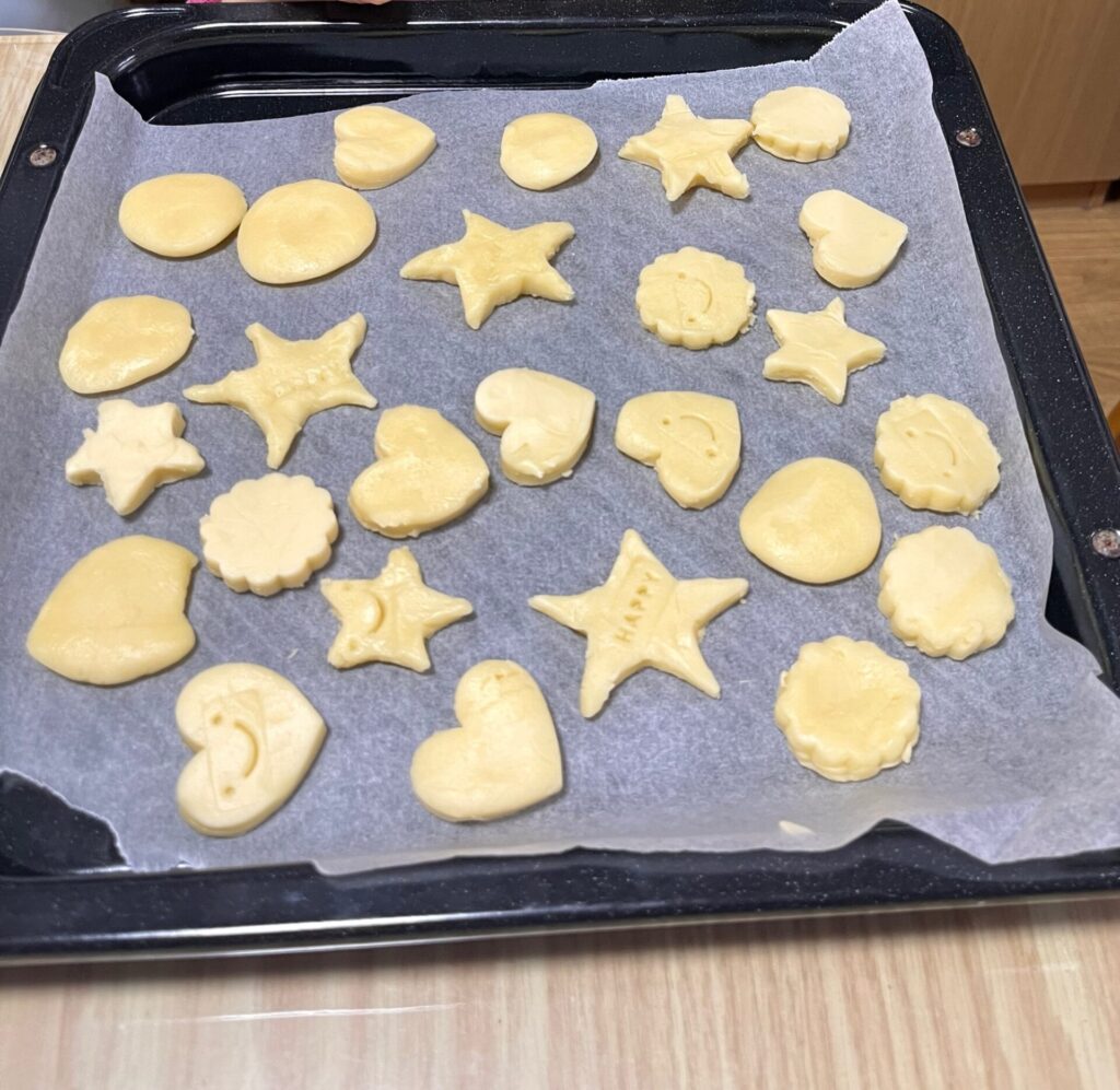 クッキー生地を型抜きして天板に並べた焼く前の状態