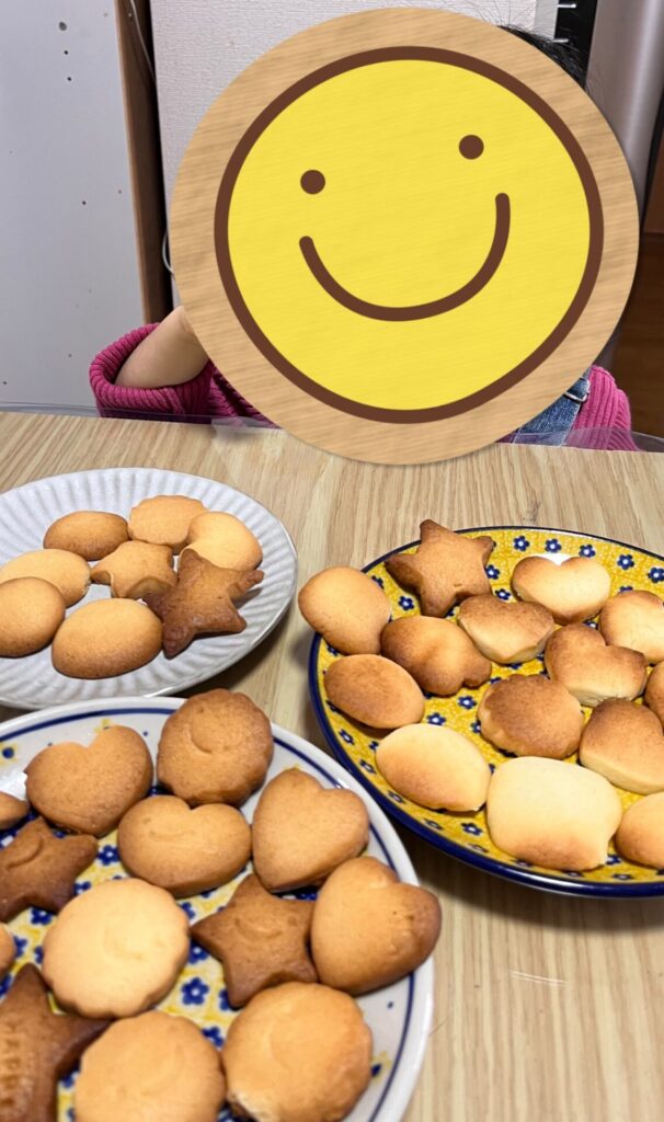 焼き上がったクッキーを皿に盛り付けた様子