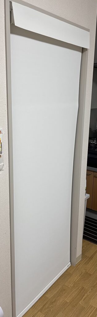 脱衣所のロールカーテンを斜め横から見た設置状態。